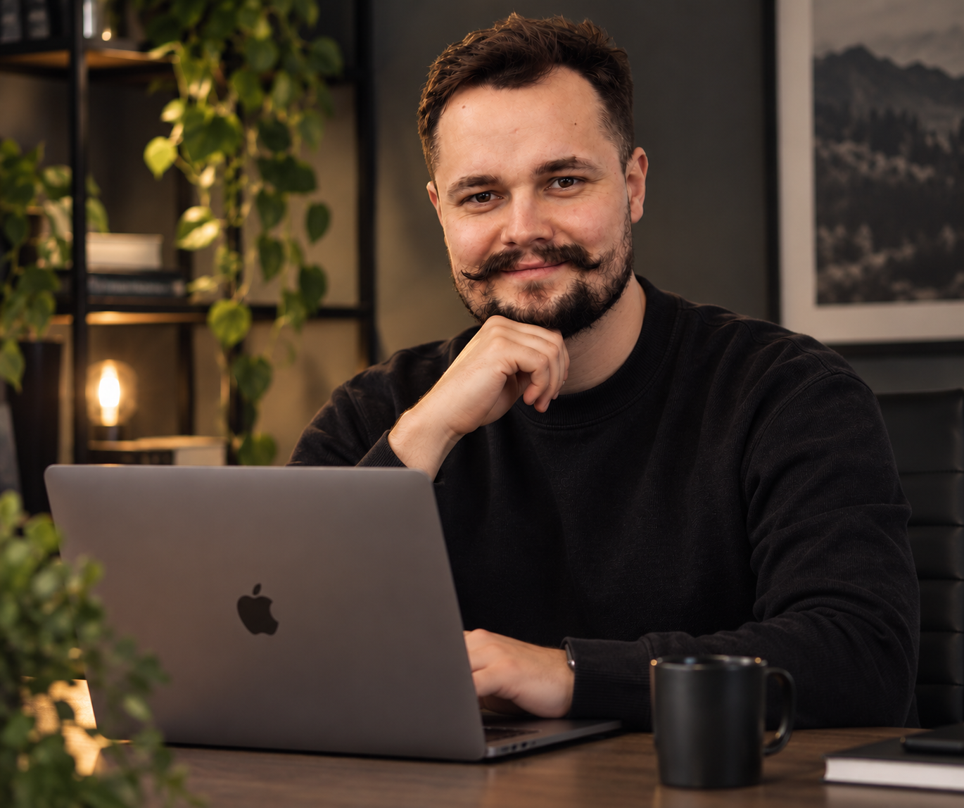 Dawid Jamrogowicz pracujący z laptopem w gabinecie